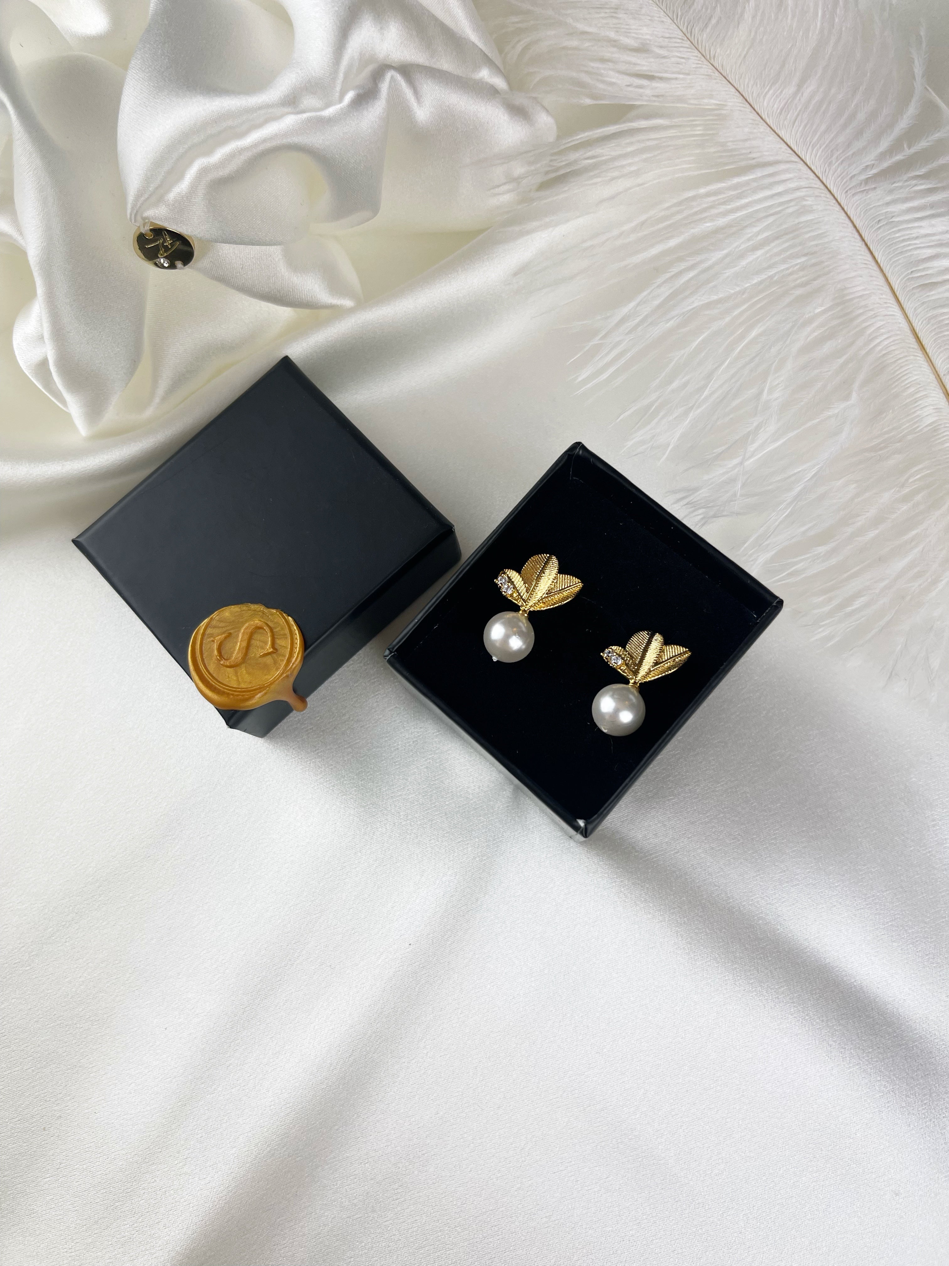 Leaf Pearls by Shirley Navone Pendientes con perlas Leaf Pearls by Shirley Navone Pendientes con perlas