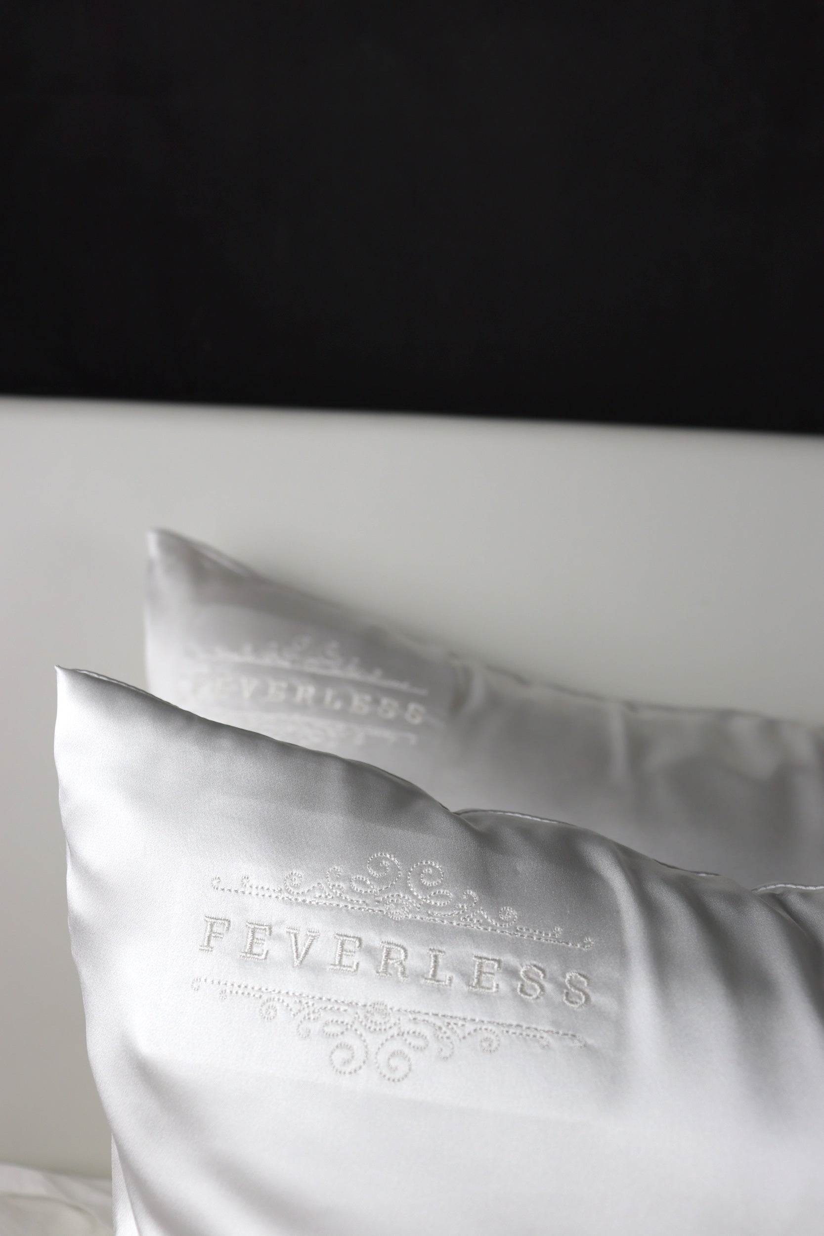 Funda de almohada bordada FeverLess de Seda Natural Mulberry con cierre oculto, color blanco Funda de almohada bordada FeverLess de Seda Natural Mulberry con cierre oculto, color blanco