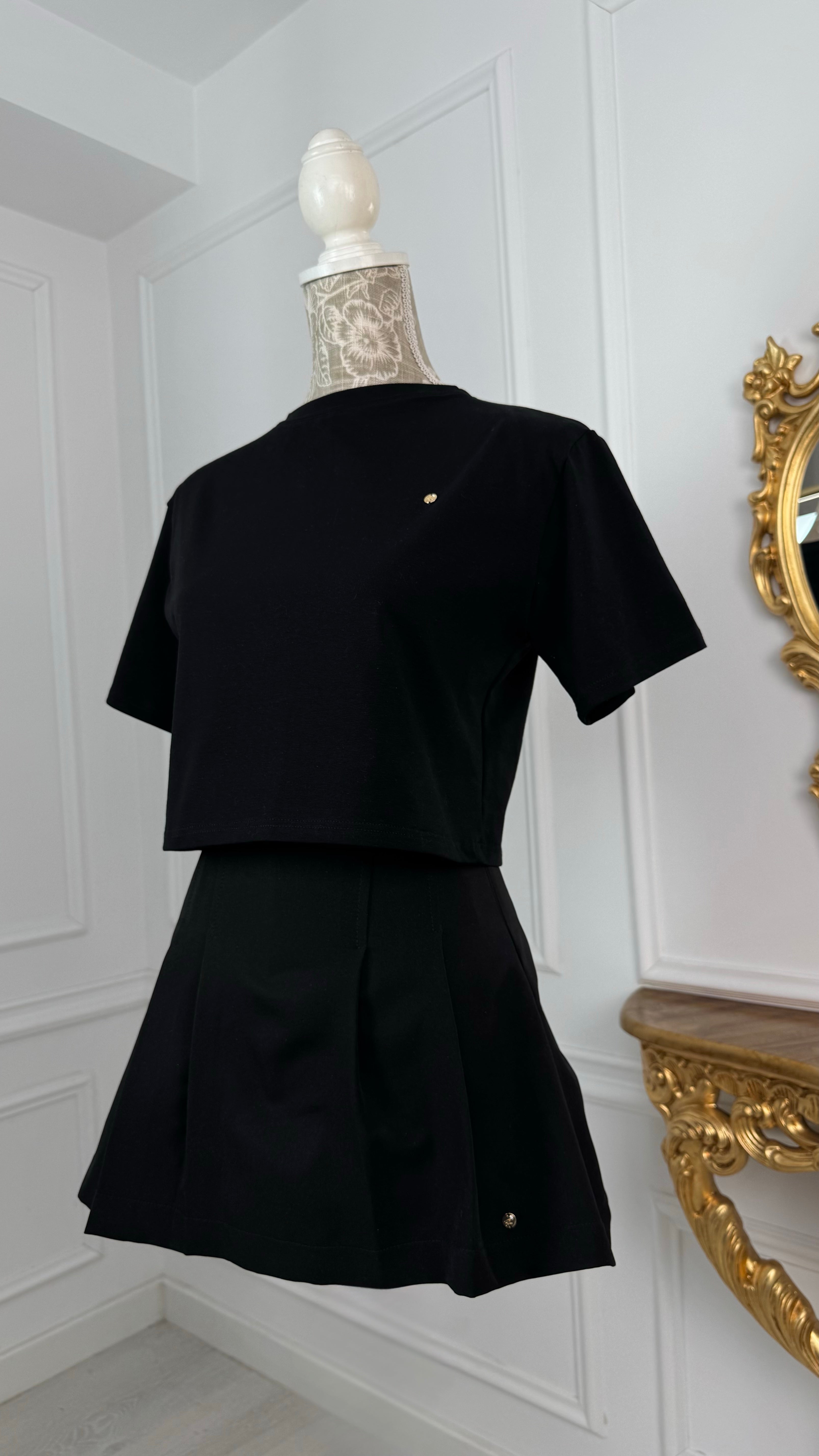 Tricou " Softie" Scurt Crop NEGRU