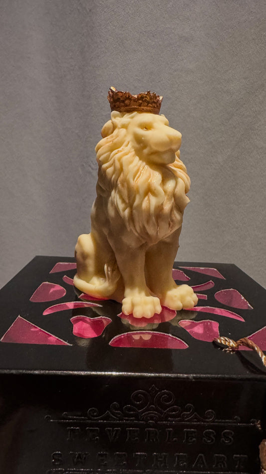 Leu din ciocolatǎ Belgianǎ pictat cu aur comestibil
