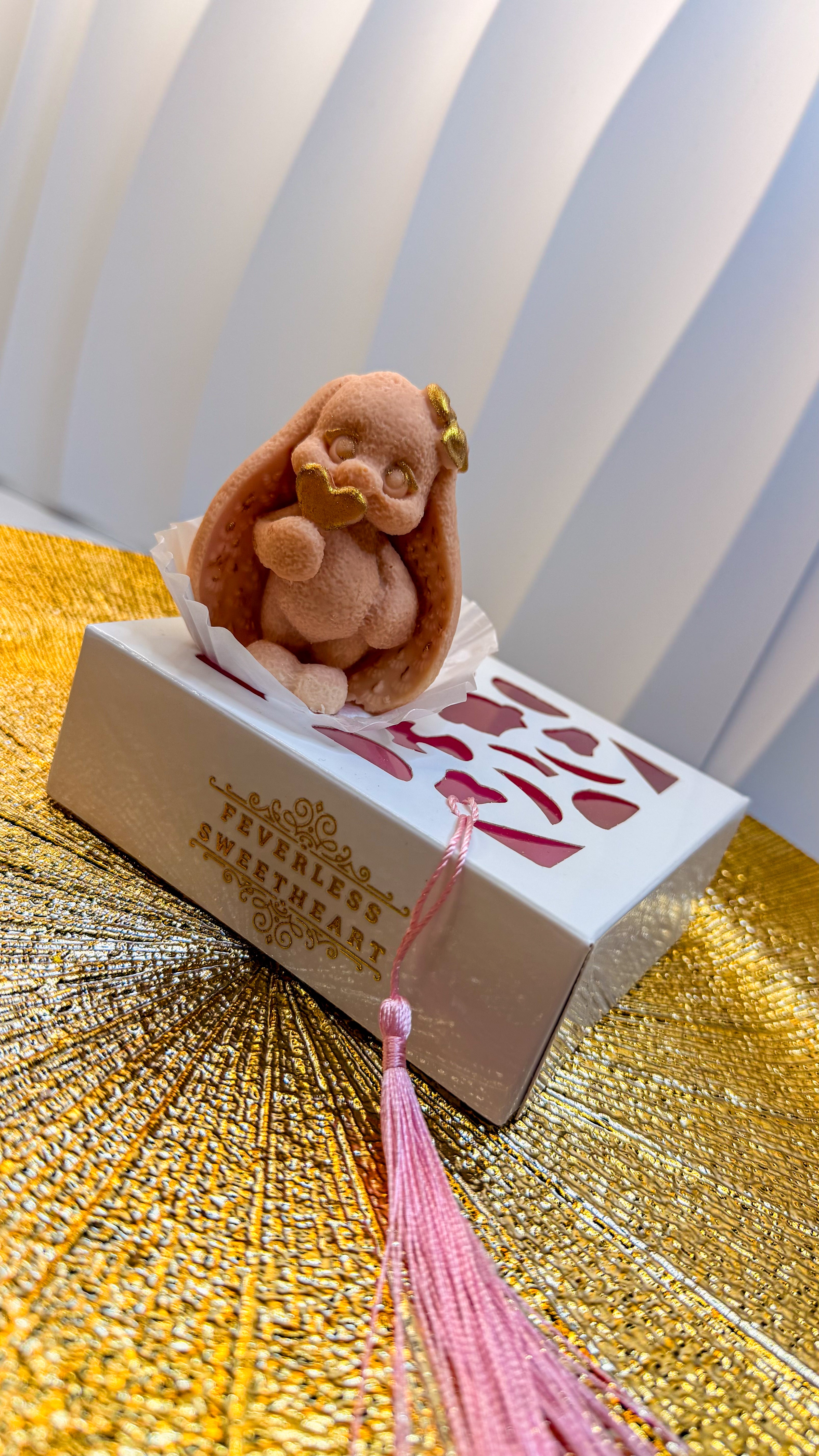 Iepuraș din ciocolatǎ Belgianǎ decorat cu aur comestibil