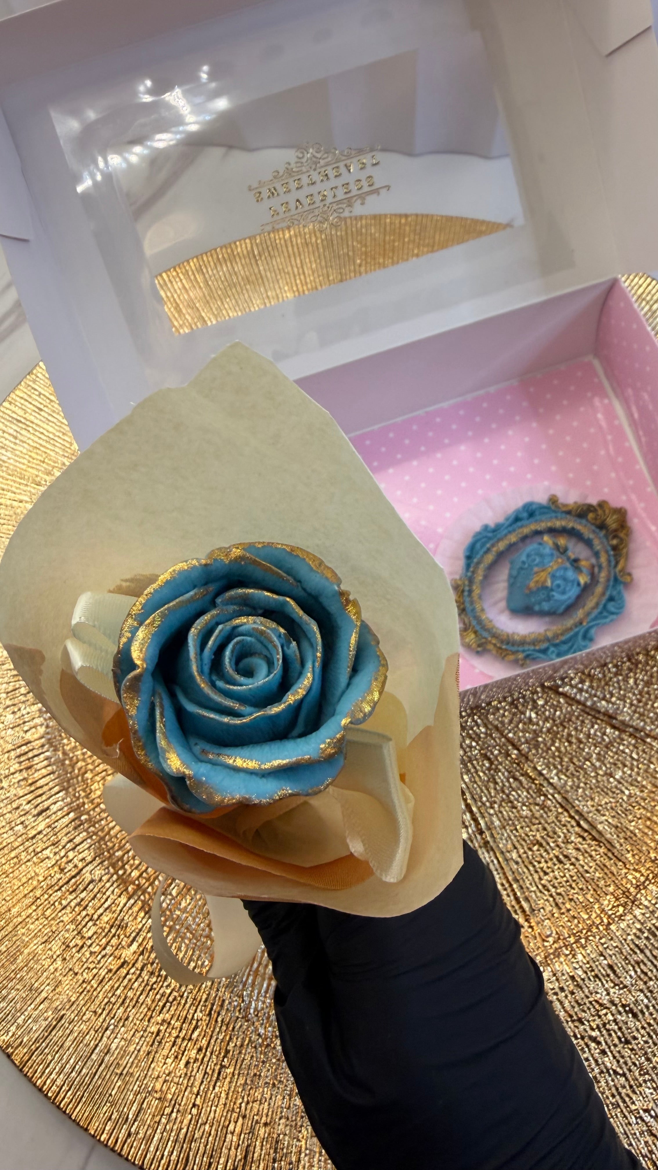 Trandafir  MǍRȚIŞOR-  CIOCOATǍ  Belgianǎ ambalat individual.