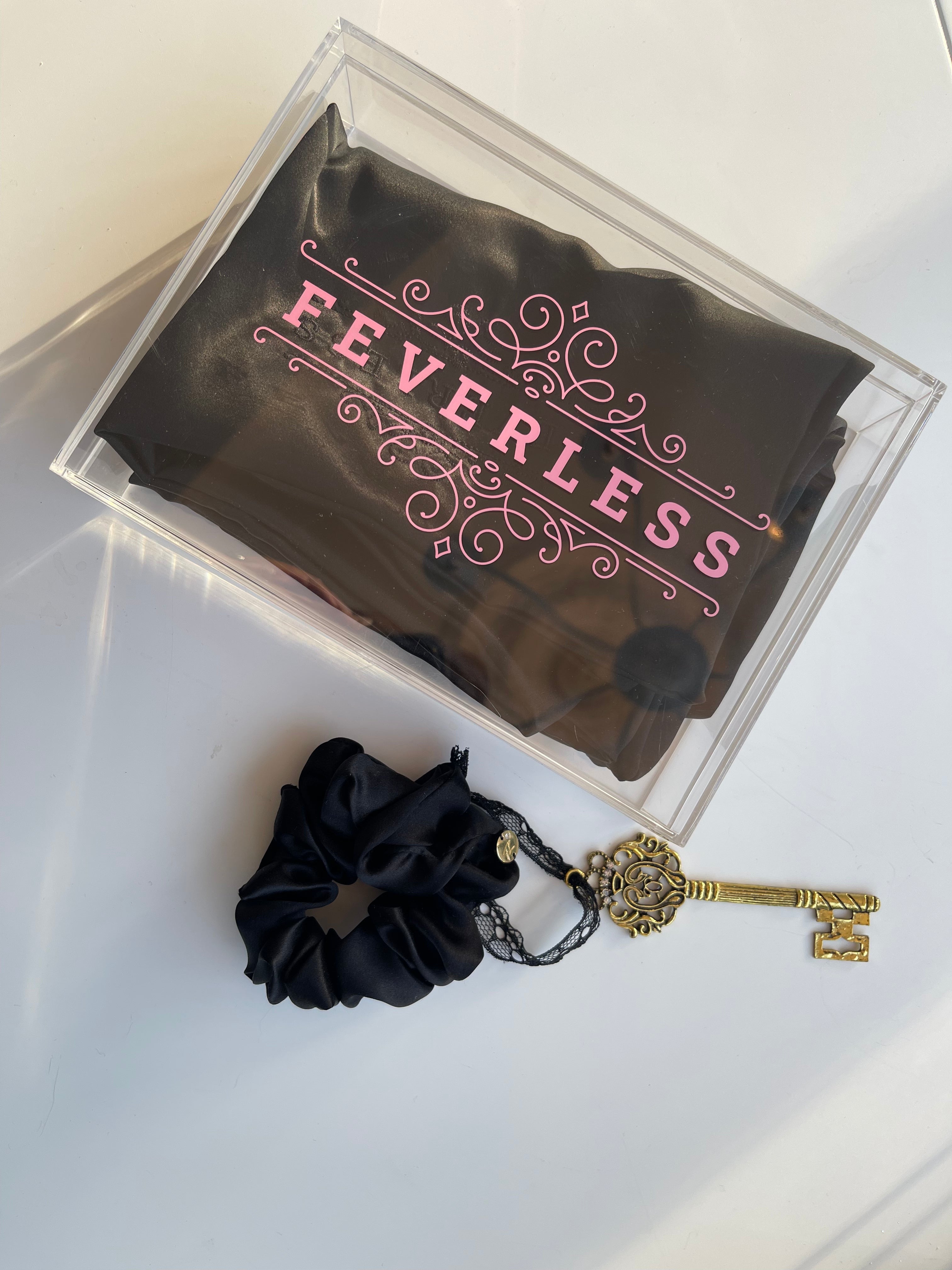 Funda de almohada bordada con el logo de FeverLess, de Seda Natural Mulberry con cierre de color negro