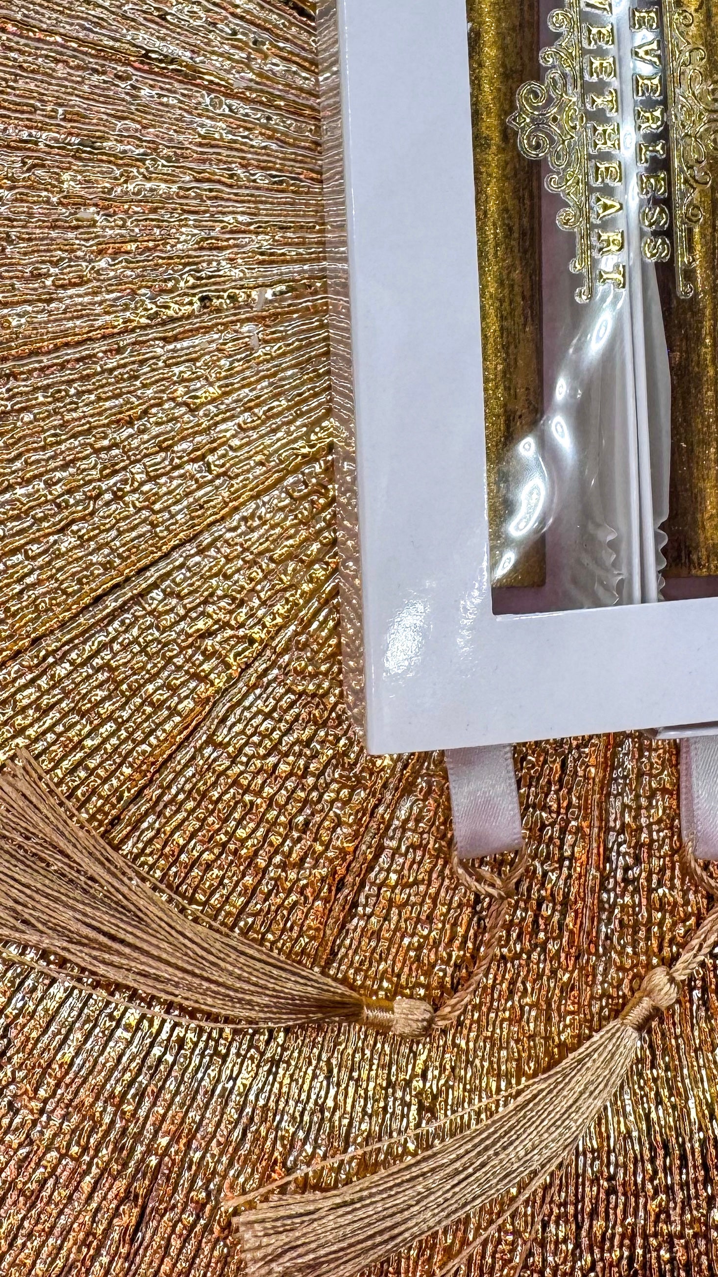 Cutie 3 sertare Mix praline + Barǎ ciocolată Dubai din Ciocolatǎ Belgianǎ Callebaut " Les Bijoux " Pictate cu aur comestibil