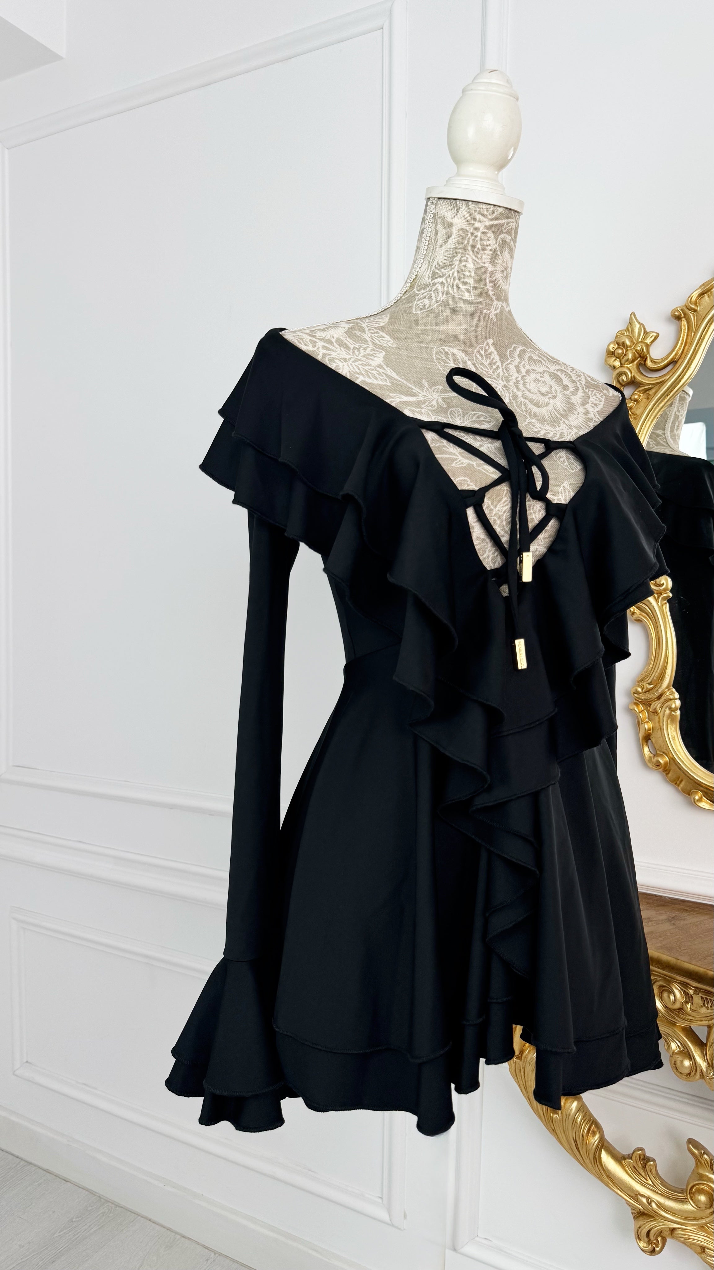 Rochie ALEXIS elasticǎ cu Volane mâneca lungǎ BLACK