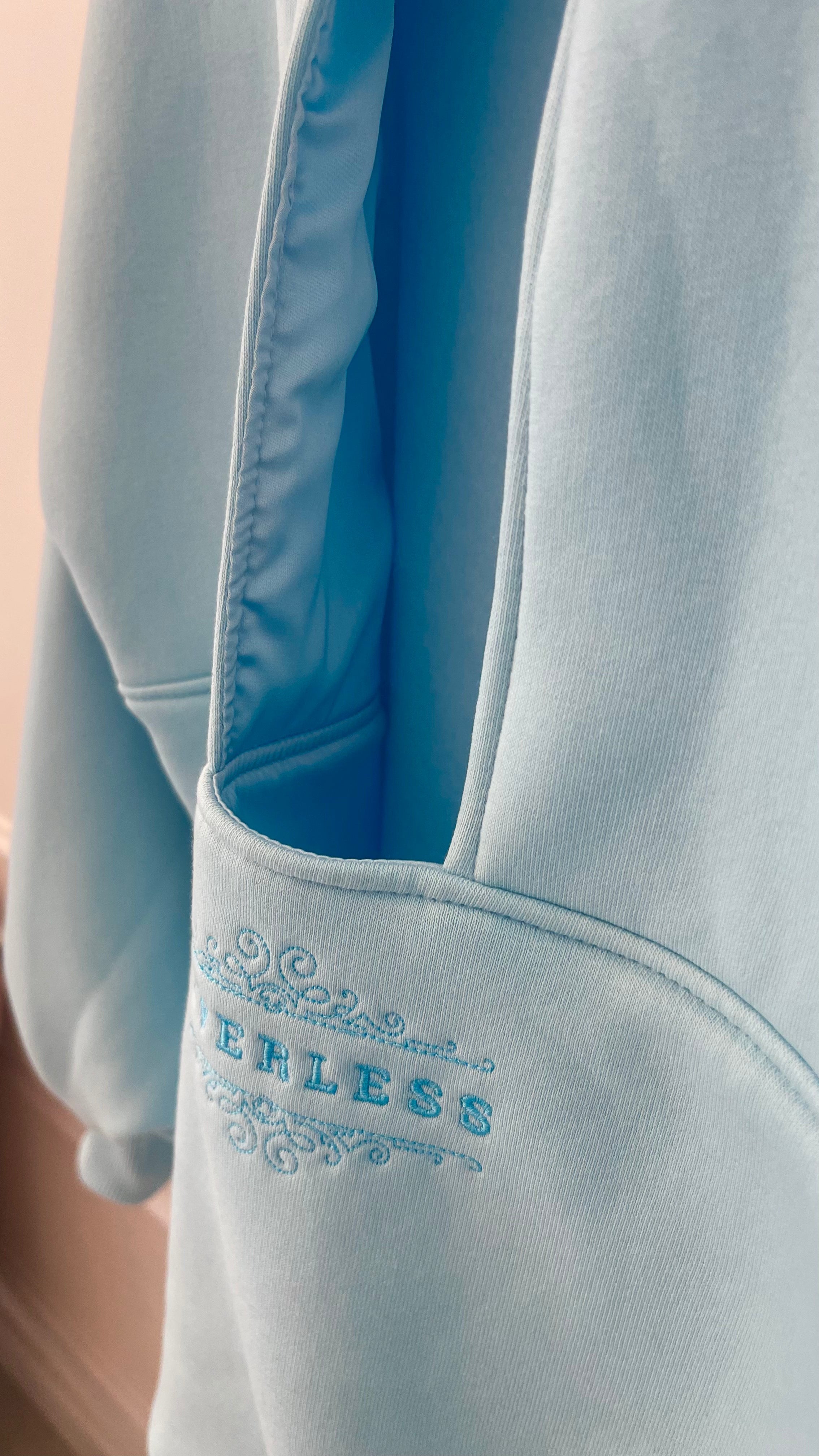 **SET 3 Piezas Sudadera "Blush" Espalda Abierta + Pantalones Acampanados + Top - BABY BLUE**