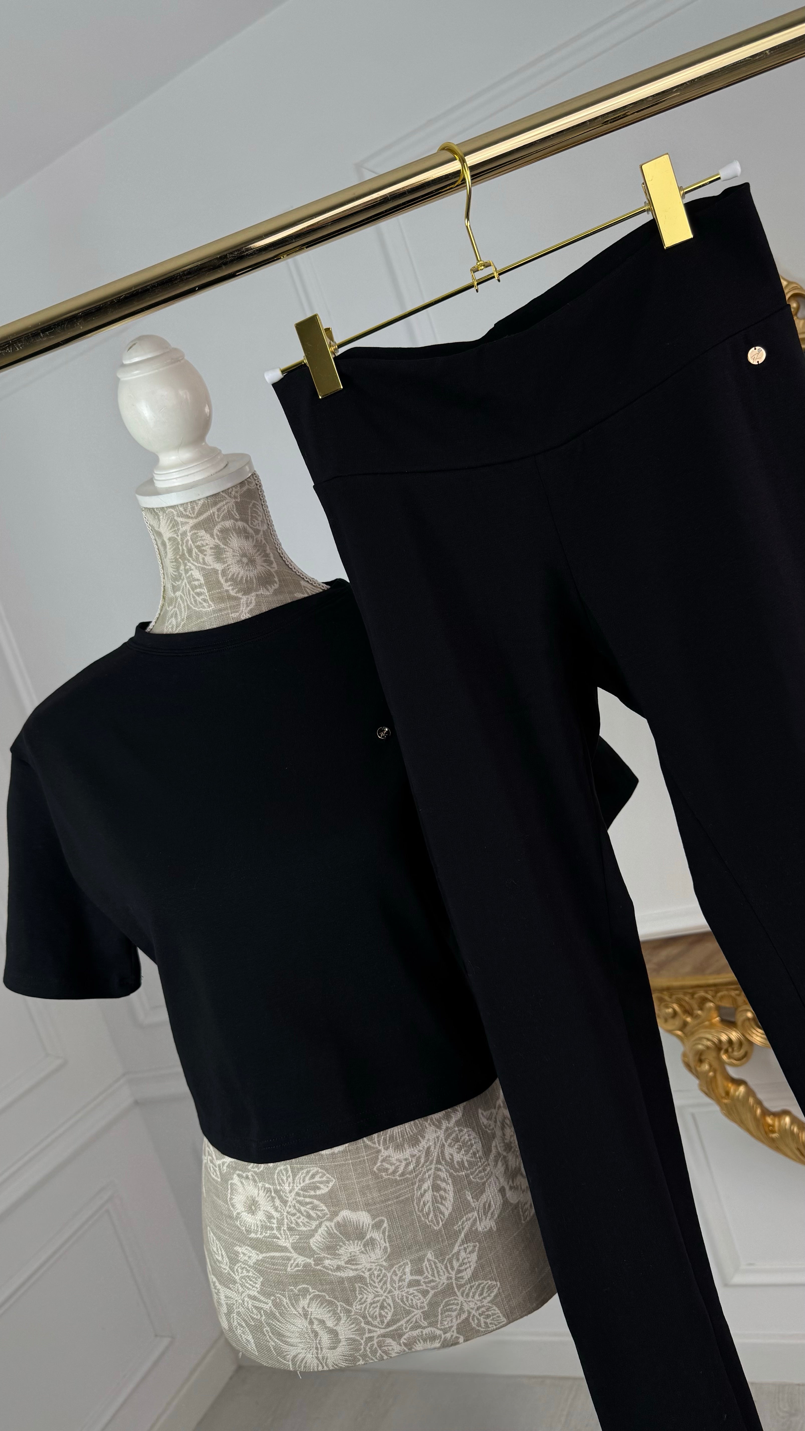 Tricou " Softie" Scurt Crop NEGRU