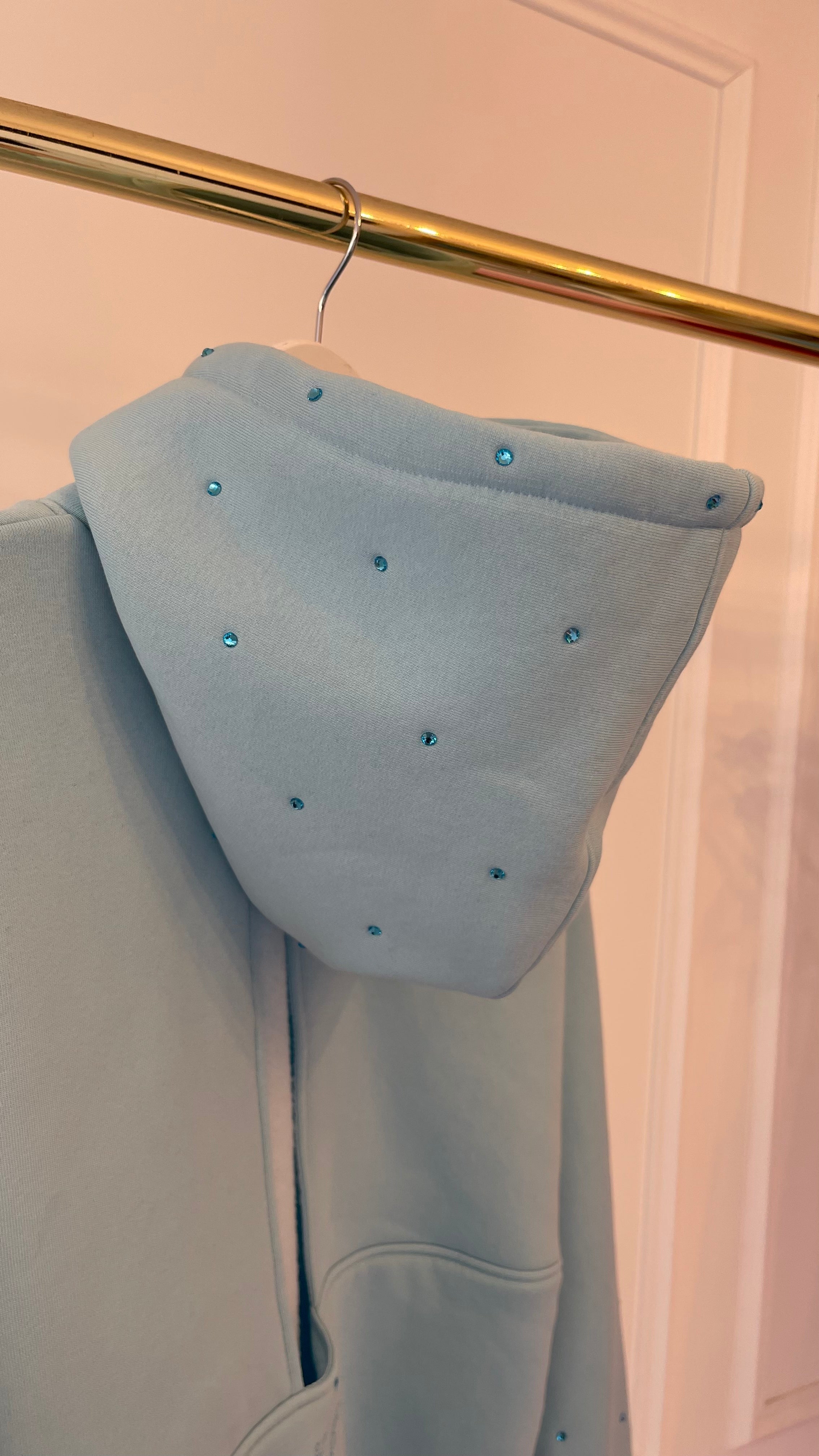 "Blush" CRISTALE sweatshirt with bare back and bell sleeves BABY BLUE