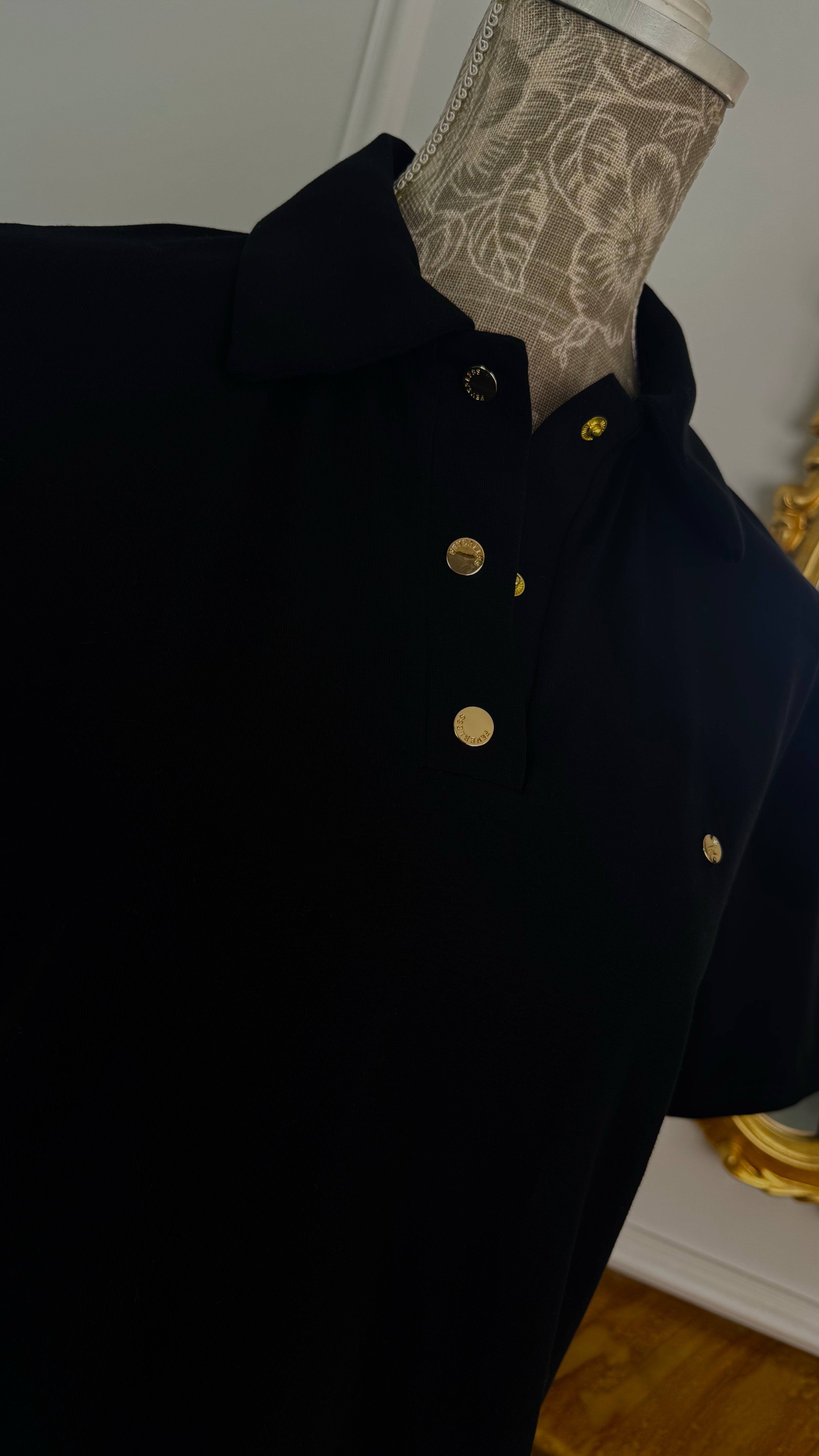 Tricou  " Softie " cu guler și CAPSE Lung NEGRU