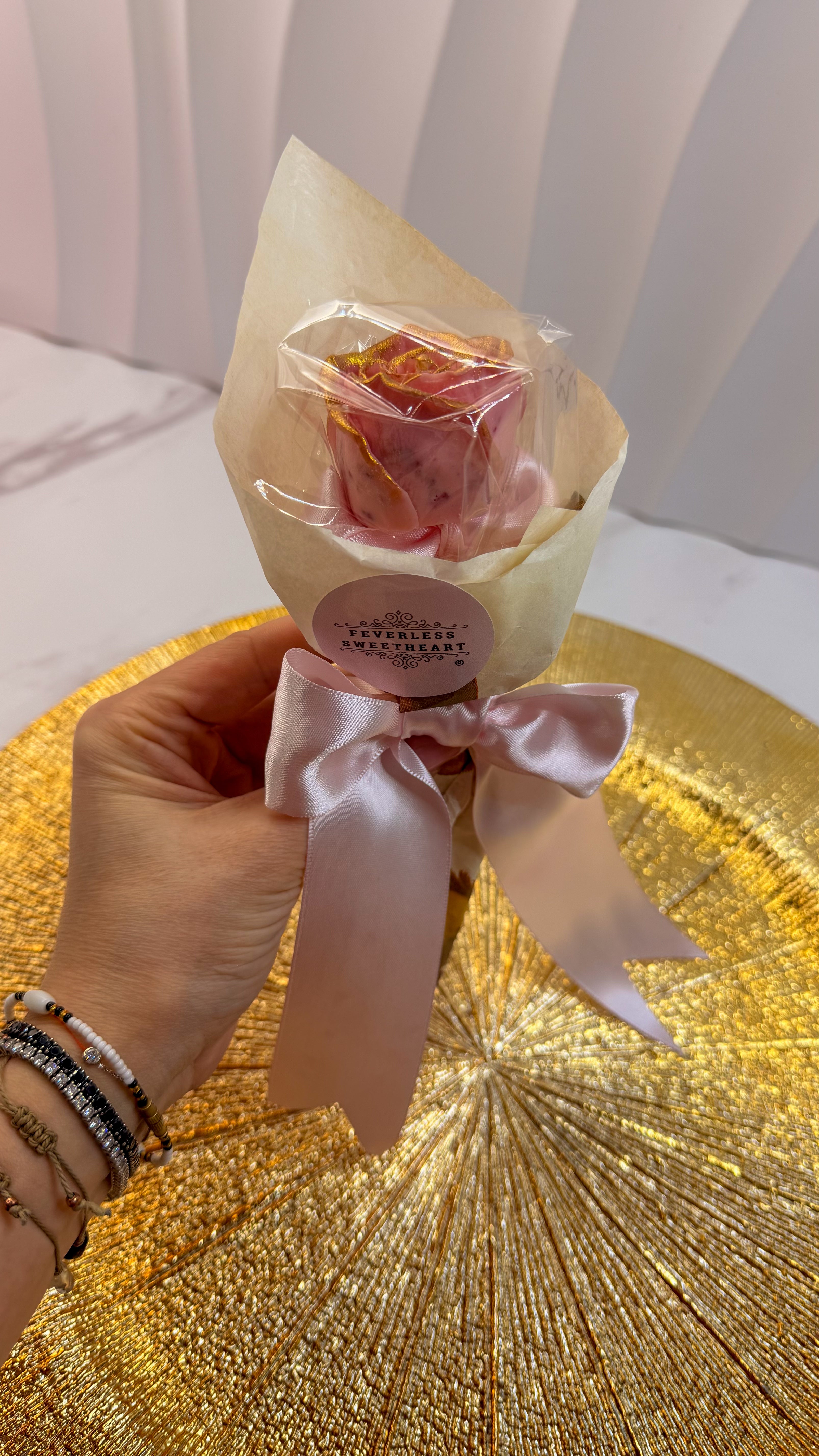 Trandafir  MǍRȚIŞOR-  CIOCOATǍ  Belgianǎ ambalat individual.