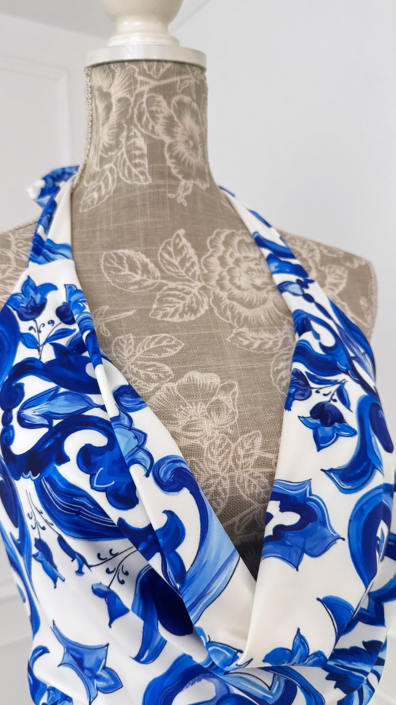Rochie " Laila " cu decolteu drapat elasticǎ SCURTĂ Majolica