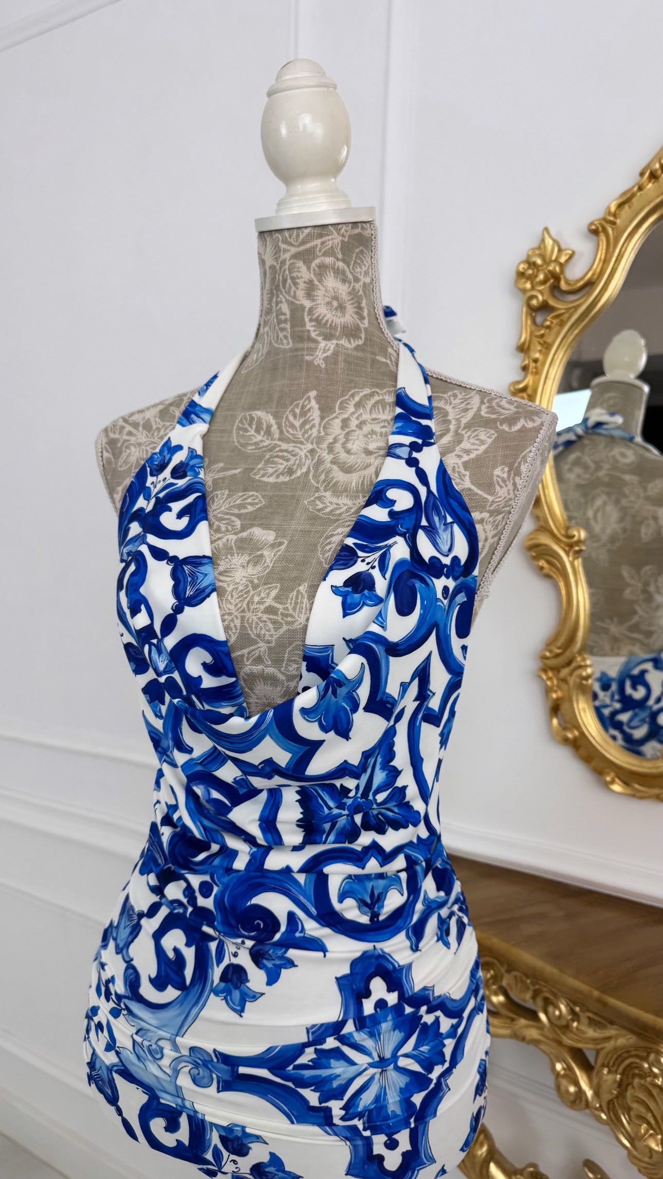 Rochie " Laila " cu decolteu drapat elasticǎ SCURTĂ Majolica