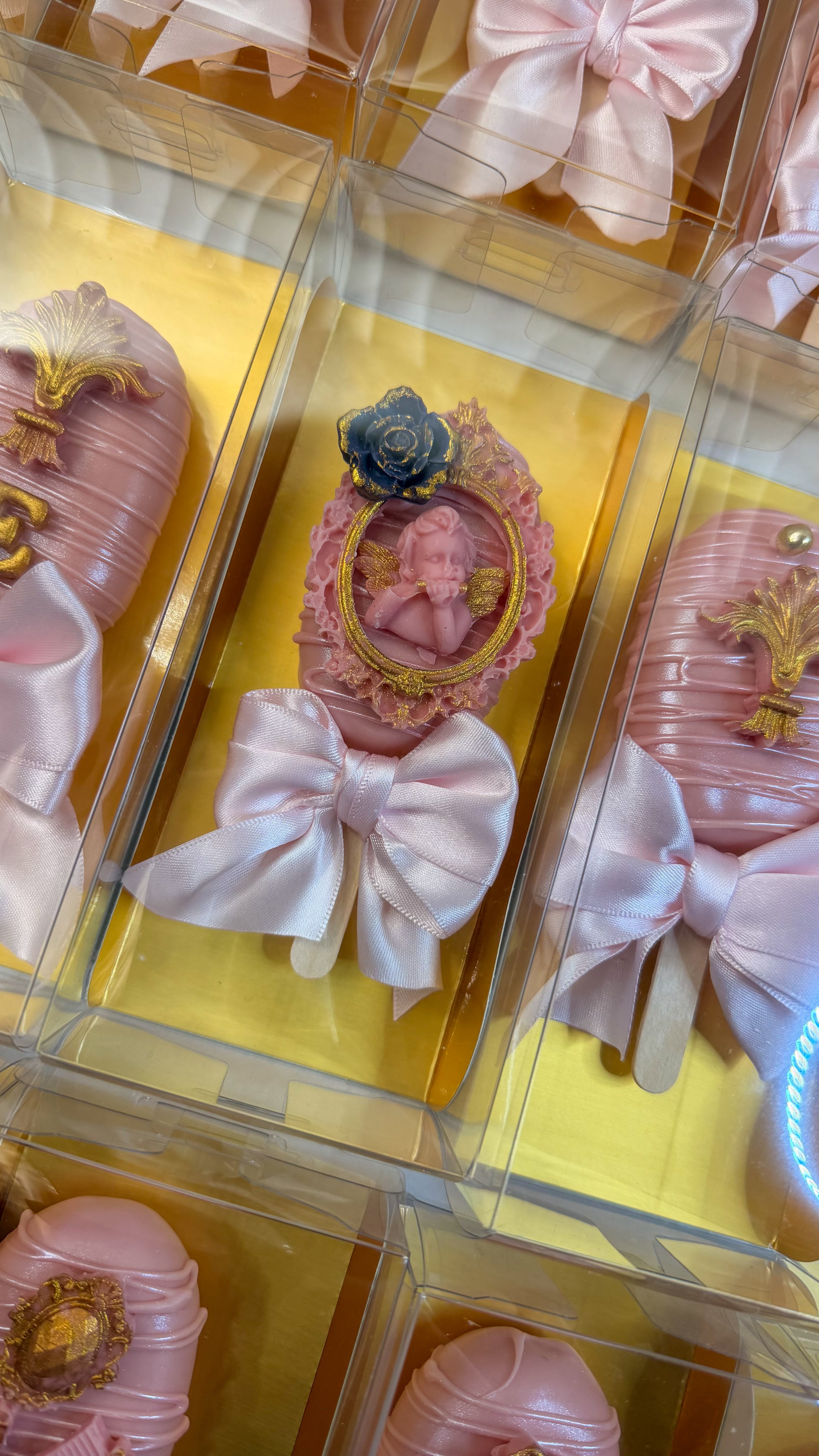 CAKESICLE cu Ambalaj individual inclus- Cutie acetofan -  Decor Premium îmbrăcate în Ciocolatǎ Belgianǎ Callebaut m