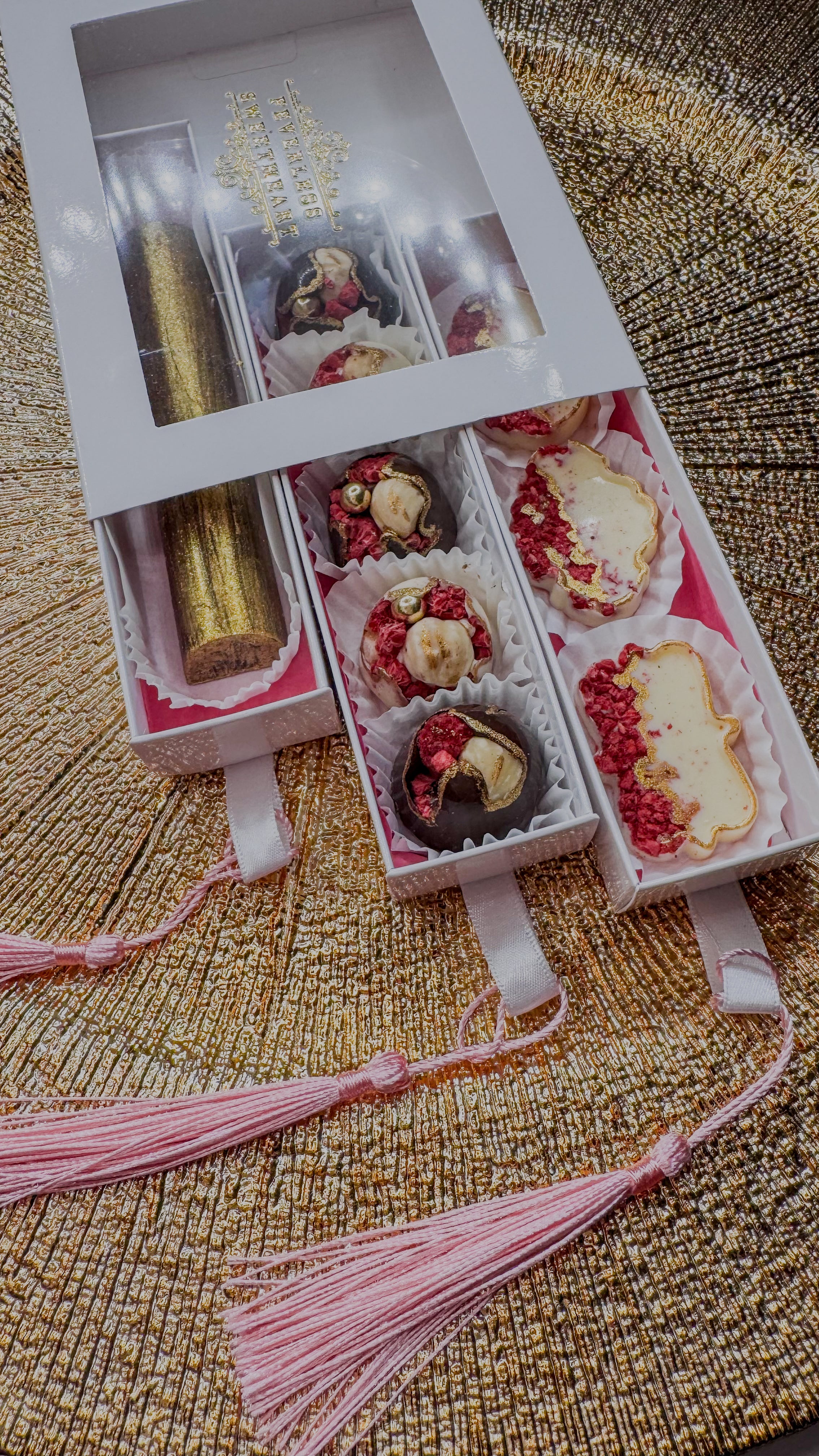 Cutie 3 sertare Mix praline + Barǎ ciocolată Dubai din Ciocolatǎ Belgianǎ Callebaut " Les Bijoux " Pictate cu aur comestibil