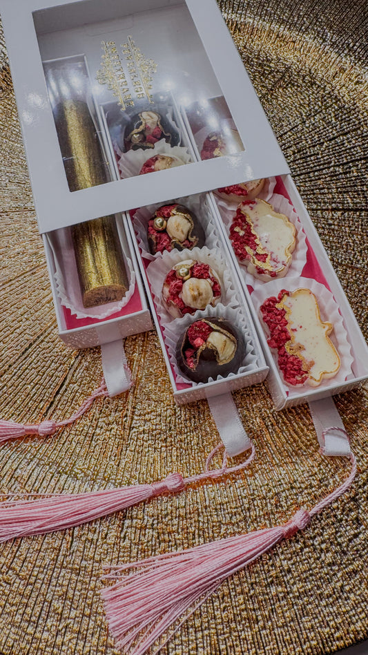 Cutie 3 sertare Mix praline + Barǎ ciocolată Dubai din Ciocolatǎ Belgianǎ Callebaut " Les Bijoux " Pictate cu aur comestibil