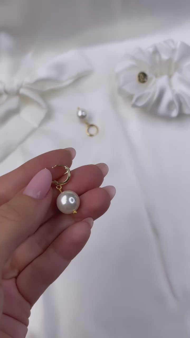 Aretes colgantes Pearls by Shirley Navone con perlas de concha natural