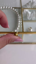 Cargar y reproducir el video en el visor de la galería, Collar Shirley Navone Diva con perlas en la base del cuello con detalles de metal con baño de oro amarillo