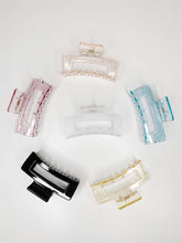Încarcă imaginea în vizualizatorul Galerie, Clamă de păr din plastic transparent

