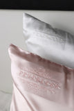 Funda de almohada bordada FeverLess de Seda Natural Mulberry con cremallera en color Rosa Claro