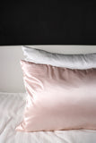 SET de 2 fundas de almohada bordadas con el logo FeverLess, de Seda Natural Mulberry con cierre Rosa Claro