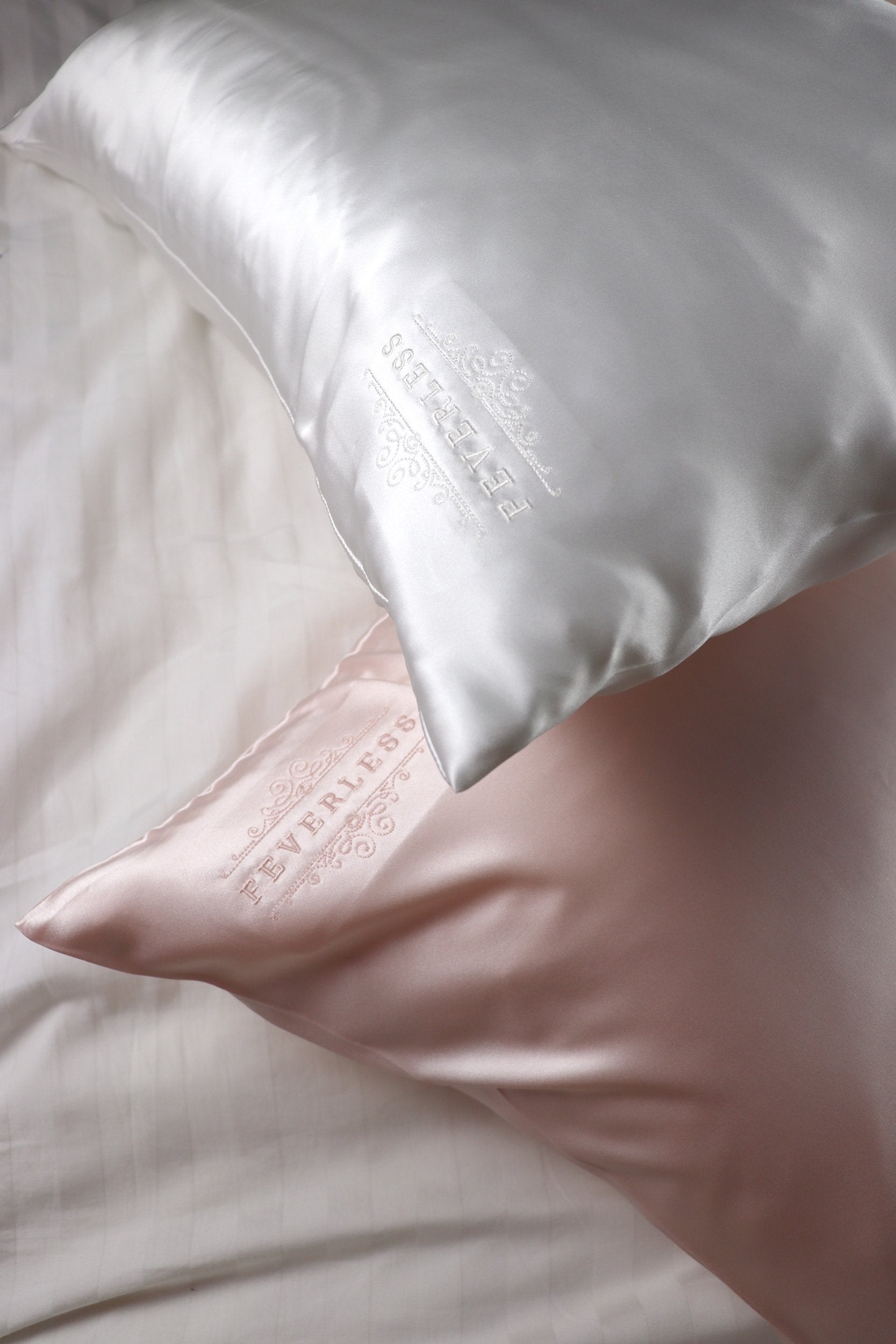 SET de 2 fundas de almohada bordadas con el logo FeverLess, de Seda Natural Mulberry con cierre Rosa Claro