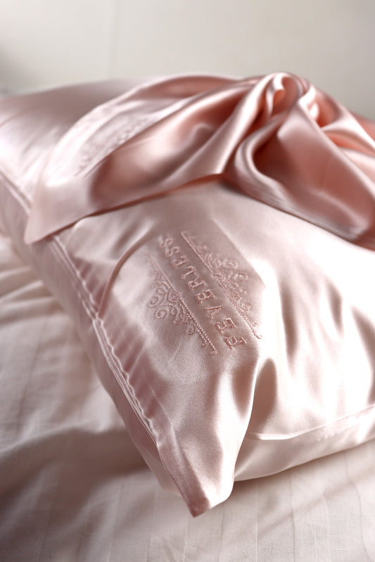 Funda de almohada bordada FeverLess de Seda Natural Mulberry con cremallera en color Rosa Claro