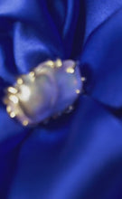 Încarcă și redă videoclipul în vizualizatorul Galerie, Inel Ajustabil cu Perlă Naturală Baroque by Shirley Navone