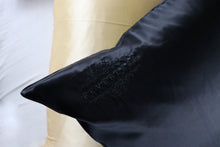 Cargar imagen en el visor de la galería, SET Cabello y Piel Radiantes - Kit Ondulador STND + 1 Funda de Almohada Logo FeverLess de Seda Natural en color Negro