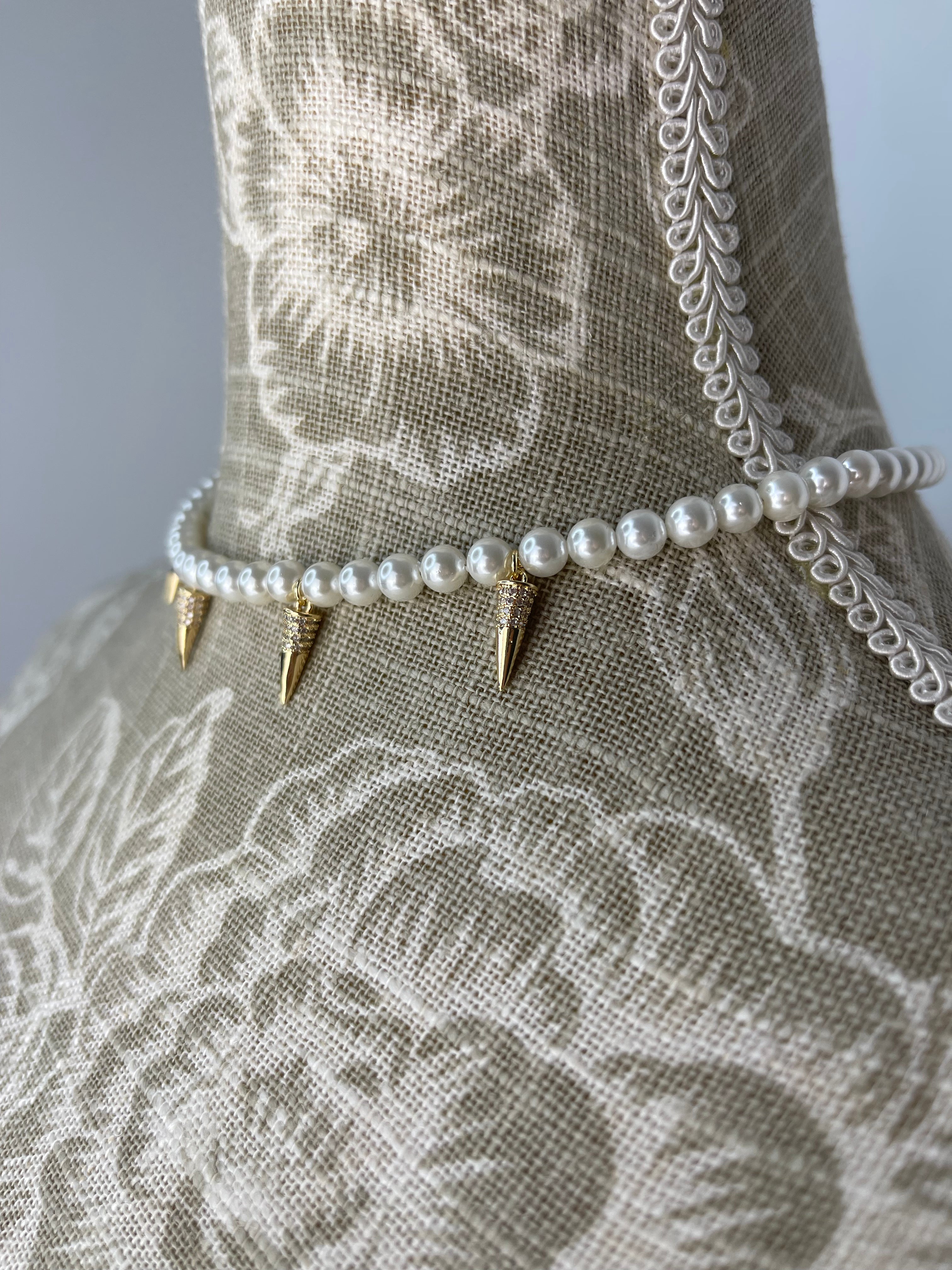 Collar de perlas Adela de Shirley Navone con detalles de metal bañado en oro