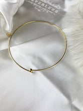 Load image into Gallery viewer, Golden Fixed Choker at the base of the neck by Shirley Navone, gold plated.
