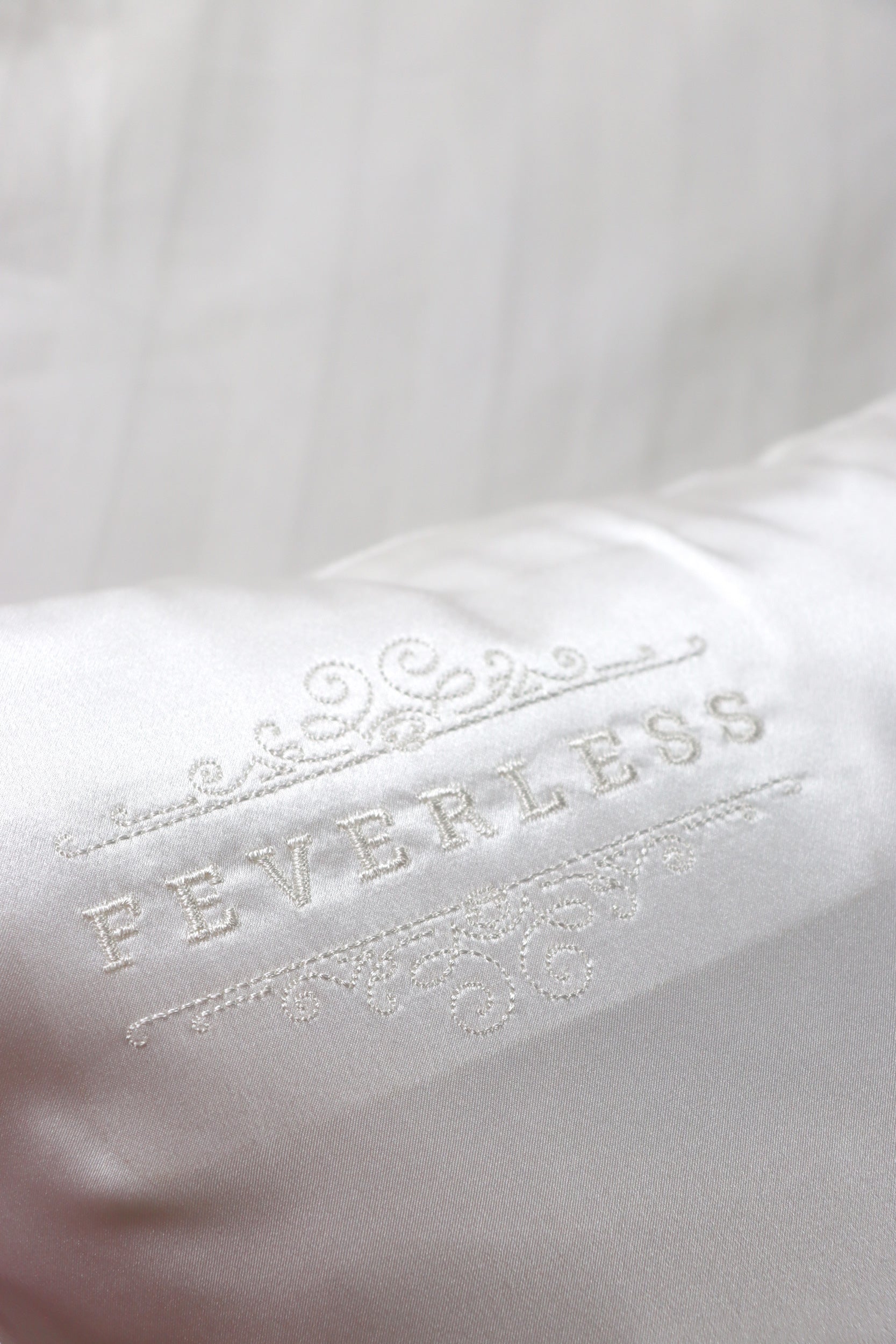 Funda de almohada bordada FeverLess de Seda Natural Mulberry con cierre oculto, color blanco