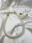 Collar Night in Rome en la base del cuello con perlas de Shirley Navone con detalles de metal bañado en oro amarillo