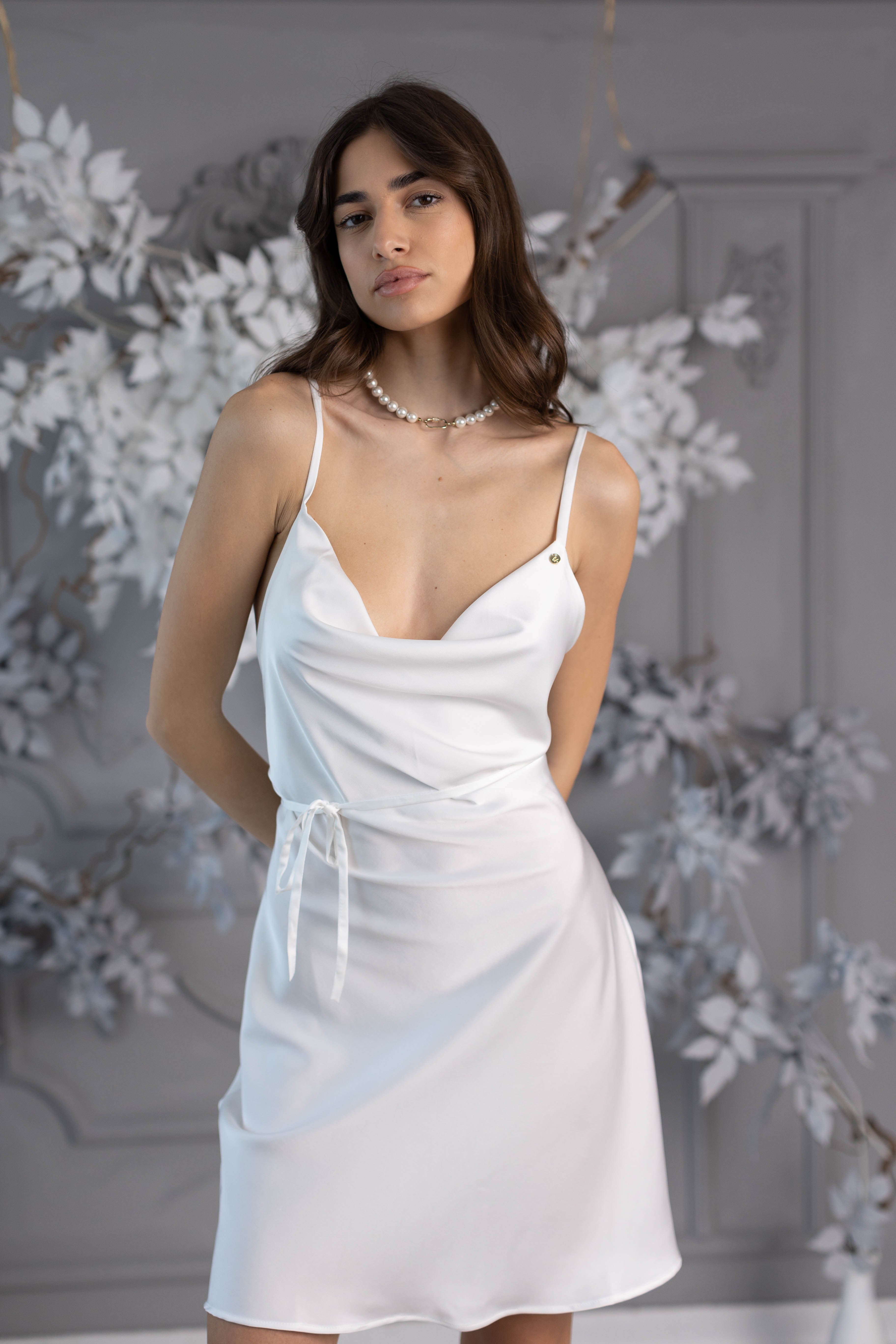 Set Satin Wave Short Robe + Open-Back White Dress