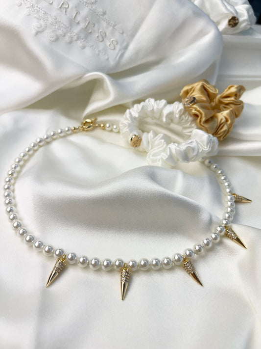 Colier Adela la baza gâtului cu perle by Shirley Navone cu detalii metalice placate cu aur
