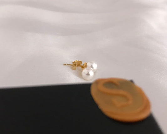Earrings with 5mm seashell pearl by Shirley Navone.