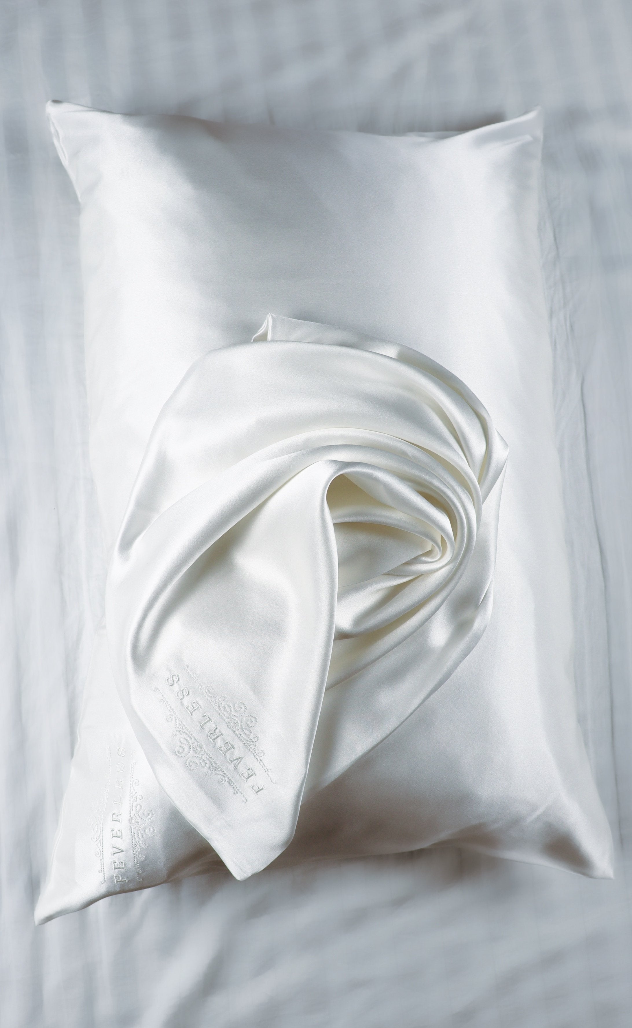 SET XXS Glowing Hair & Skin - Kit de rizado XXS + 1 funda de almohada con logo FeverLess hecha de seda natural Blanco+Fucsia