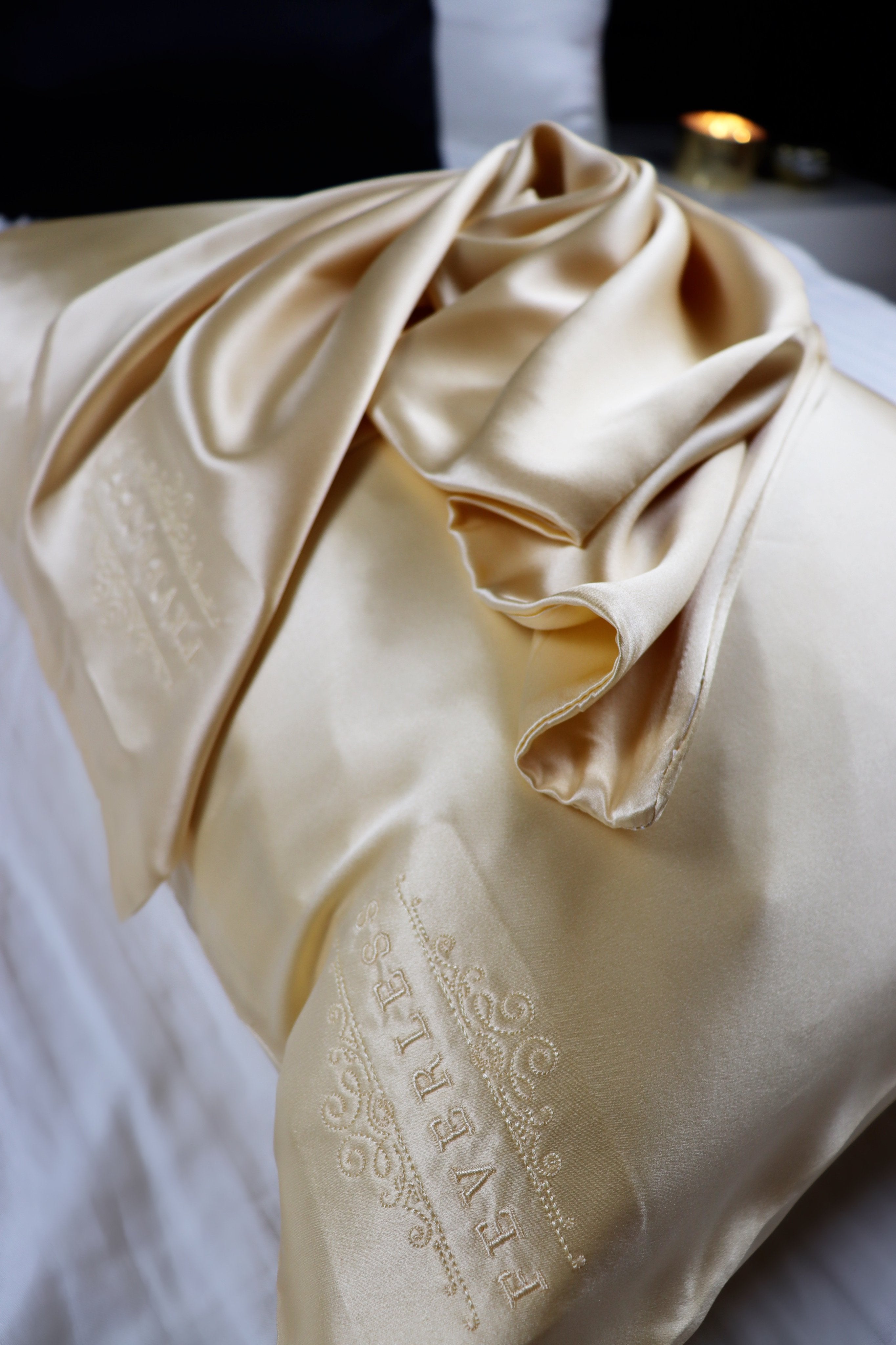 SET de 2 fundas de almohada bordadas con el logo FeverLess, de Seda Natural Mulberry con cierre dorado
