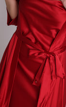 Cargar imagen en el visor de la galería, Bata larga de raso Red Wave
