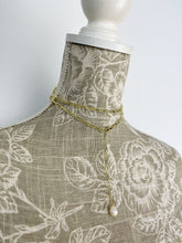 Cargar imagen en el visor de la galería, Collar de perlas naturales de Shirley Navone con detalles de metal con baño de oro amarillo