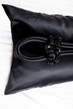 Cargar imagen en el visor de la galería, SET Cabello y Piel Radiantes - Kit Ondulador STND + 1 Funda de Almohada Logo FeverLess de Seda Natural en color Negro