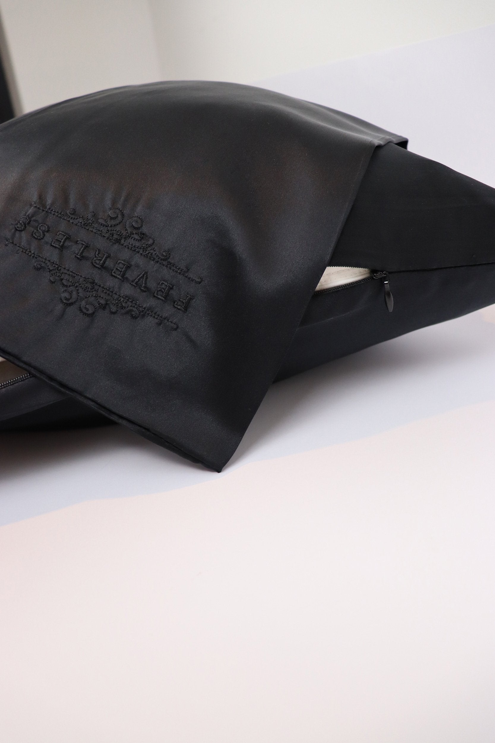 SET XXS Glowing Hair & Skin - Kit de rizado XXS + 1 funda de almohada con logo FeverLess hecha de seda natural negra