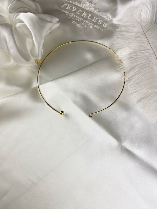 Golden Fixed Choker at the base of the neck by Shirley Navone, gold plated.