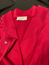 Cargar imagen en el visor de la galería, Conjunto Bata Larga Onda Satén + Vestido Sin Espalda Rojo