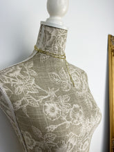 Cargar imagen en el visor de la galería, Collar de perlas naturales de Shirley Navone con detalles de metal con baño de oro amarillo