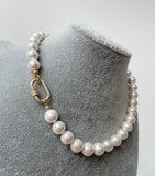 Necklace Diva with pearls at the base of the neck by Shirley Navone with gold-plated metal details.