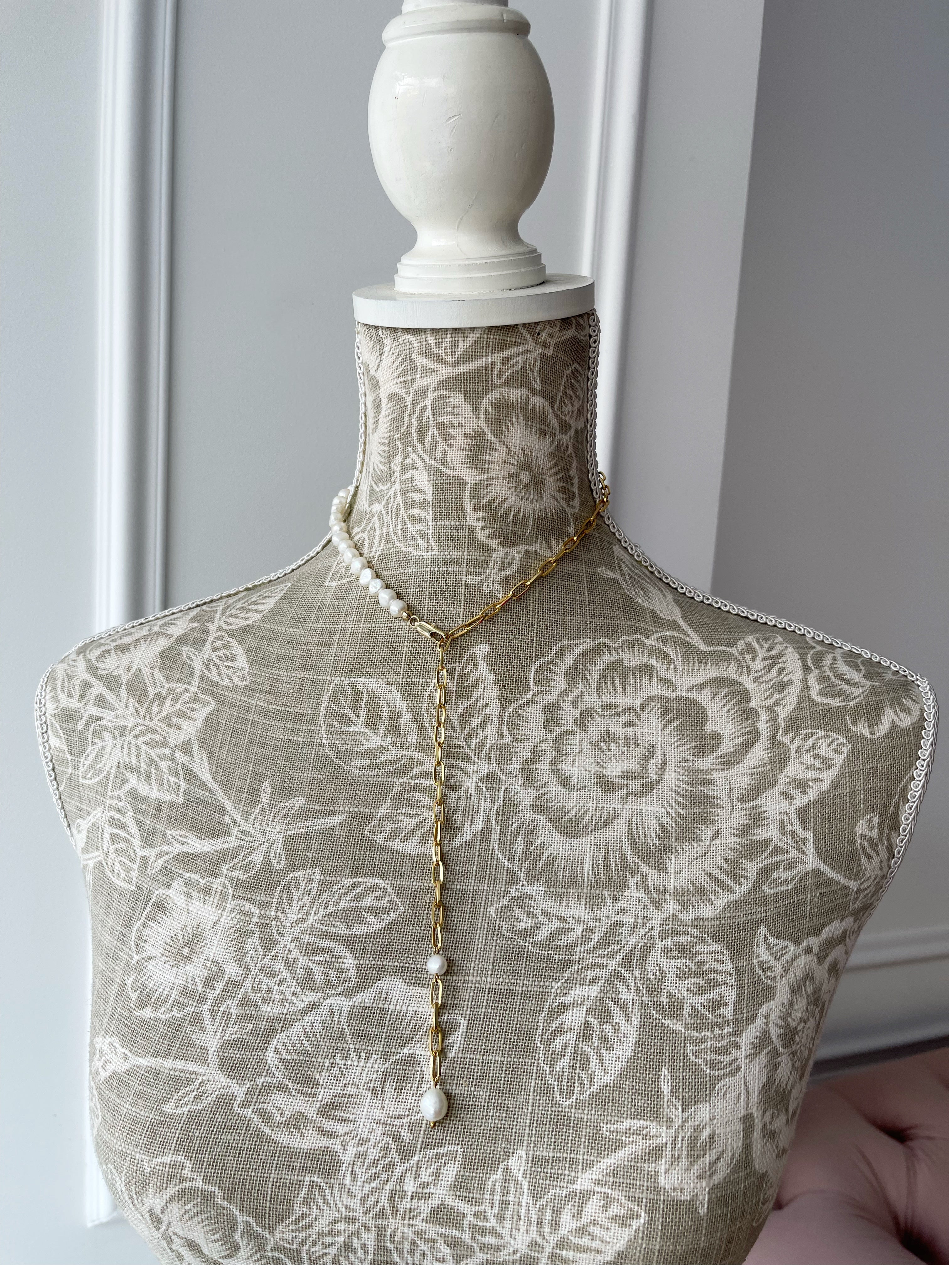 Lanț cu perlă naturale de cultură by Shirley Navone cu detalii metalice placate cu aur galben