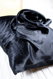 Funda de almohada bordada con el logo de FeverLess, de Seda Natural Mulberry con cierre de color negro