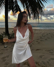 Încarcă imaginea în vizualizatorul Galerie, Rochie Satin Wave ALB
