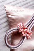 SET Glowing Hair & Skin - Kit Ondulator STND + 1 Față de Pernă Logo FeverLess din Mătase Naturală Roz Deschis