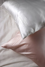 Cargar imagen en el visor de la galería, SET de 2 fundas de almohada bordadas con el logo FeverLess, de Seda Natural Mulberry con cierre Blanco